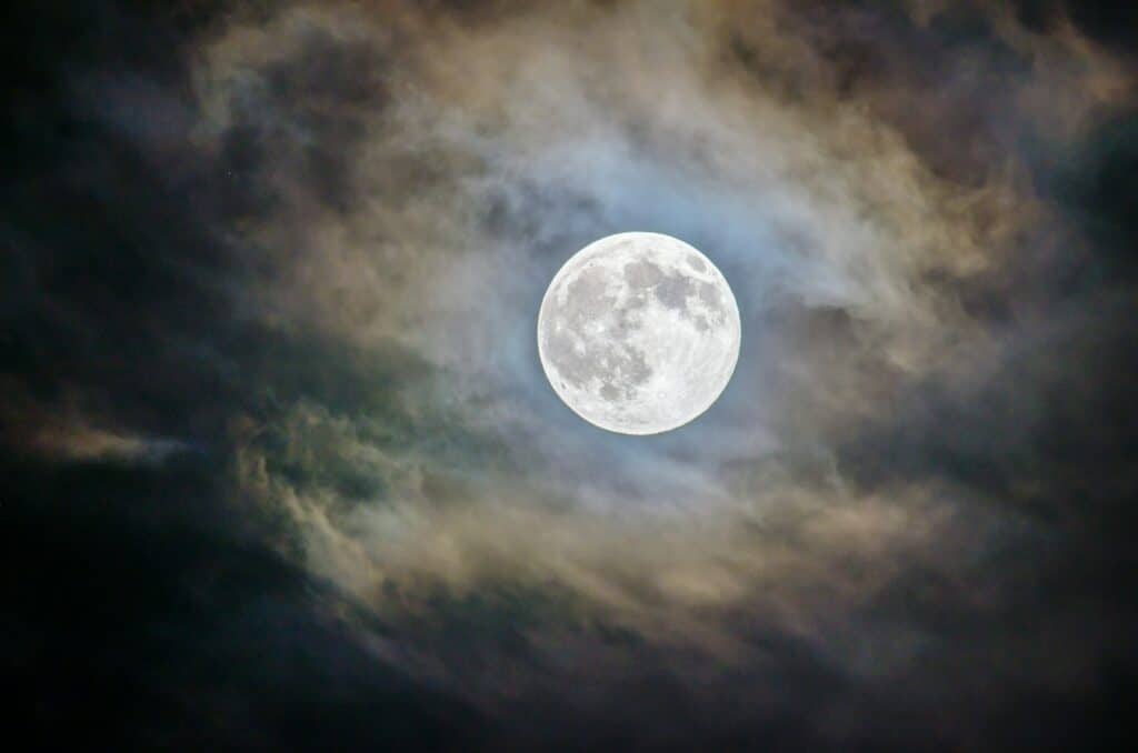 Full moon banner for Blandine's Moon Circles gatherings in Lisbon